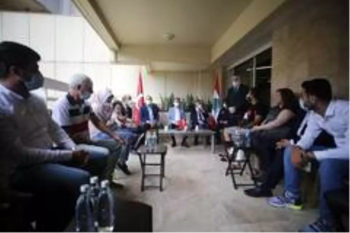 Cumhurbaşkanı Yardımcısı Oktay ve Bakan Çavuşoğlu, patlamada yaralanan Türk aileyi ziyaret etti