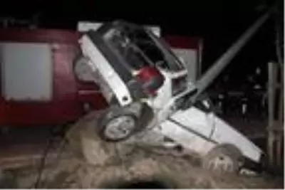 Direğe çarpan otomobilin sürücüsü ağır yaralandı Direğe çarpan otomobilin sürücüsü ağır yaralandı