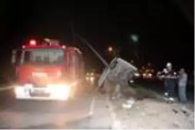 Direğe çarpan otomobilin sürücüsü ağır yaralandı Direğe çarpan otomobilin sürücüsü ağır yaralandı