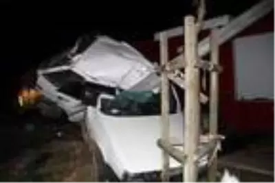 Direğe çarpan otomobilin sürücüsü ağır yaralandı Direğe çarpan otomobilin sürücüsü ağır yaralandı