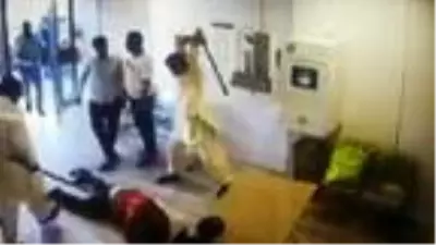 Fransa'da 'maske takın' diyen iş yeri sahibine çete dayağı Fransa'da 'maske takın' diyen iş yeri sahibine çete dayağı