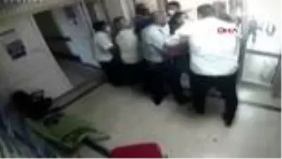 Hastanede ortalık bir anda karıştı! Kadın güvenlik görevlisi, uyardığı ziyaretçinin saldırısına uğradı Hastanede ortalık bir anda karıştı! Kadın güvenlik görevlisi, uyardığı ziyaretçinin saldırısına uğradı