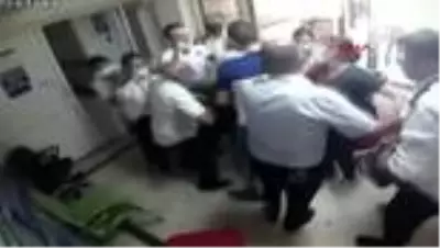 Hastanede ortalık bir anda karıştı! Kadın güvenlik görevlisi, uyardığı ziyaretçinin saldırısına uğradı Hastanede ortalık bir anda karıştı! Kadın güvenlik görevlisi, uyardığı ziyaretçinin saldırısına uğradı
