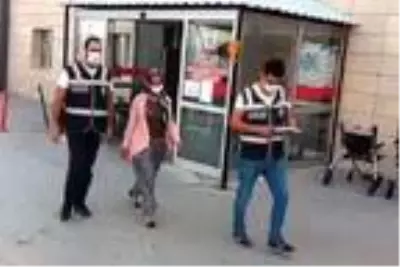 Girdiği evin penceresindeki tül perdeleri çaldı Girdiği evin penceresindeki tül perdeleri çaldı