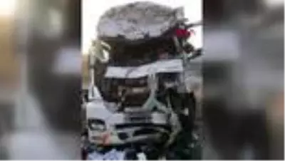 Son dakika haberleri: Hafif ticari araç ile kargo kamyonu çarpıştı: 3 ölü 1 yaralı Son dakika haberleri: Hafif ticari araç ile kargo kamyonu çarpıştı: 3 ölü 1 yaralı