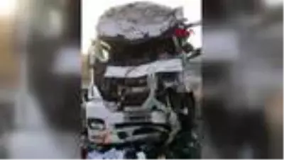 Son dakika haberleri: Hafif ticari araç ile kargo kamyonu çarpıştı: 3 ölü 1 yaralı Son dakika haberleri: Hafif ticari araç ile kargo kamyonu çarpıştı: 3 ölü 1 yaralı