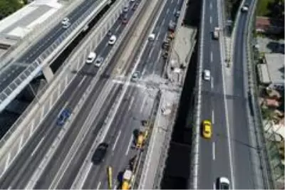 Son Dakika: Haliç Köprüsü'ndeki yoğun trafik havadan görüntülendi Son Dakika: Haliç Köprüsü'ndeki yoğun trafik havadan görüntülendi