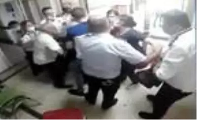 Hastanenin kadın güvenlik görevlisine, kadın ziyaretçi saldırdı Hastanenin kadın güvenlik görevlisine, kadın ziyaretçi saldırdı