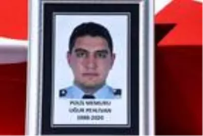 Kalp krizi geçirip yaşamını yitiren polis memuru memleketine uğurlandı Kalp krizi geçirip yaşamını yitiren polis memuru memleketine uğurlandı