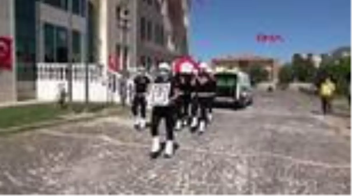 Kalp krizi geçirip yaşamını yitiren polis memuru memleketine uğurlandı