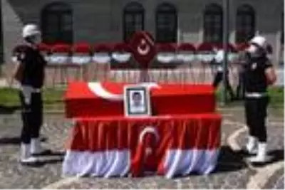 Kalp krizi geçirip yaşamını yitiren polis memuru memleketine uğurlandı Kalp krizi geçirip yaşamını yitiren polis memuru memleketine uğurlandı