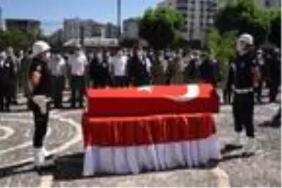 Kalp krizi geçirip yaşamını yitiren polis memuru memleketine uğurlandı Kalp krizi geçirip yaşamını yitiren polis memuru memleketine uğurlandı