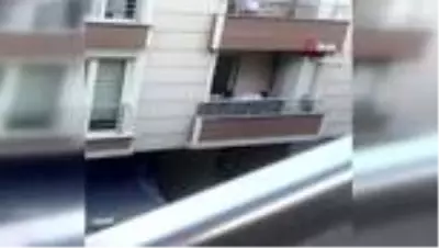 Kavga ettiği adama balkondan tencere atarken düştü...O anlar kamerada Kavga ettiği adama balkondan tencere atarken düştü...O anlar kamerada
