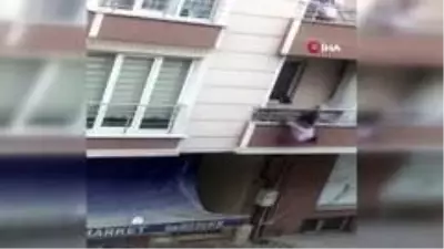 Son dakika haberleri: Kavga ettiği adama balkondan tencere atarken aşağıya düştü Son dakika haberleri: Kavga ettiği adama balkondan tencere atarken aşağıya düştü