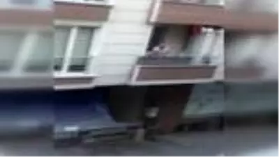 Kavga ettiği adama balkondan tencere atarken düştü...O anlar kamerada Kavga ettiği adama balkondan tencere atarken düştü...O anlar kamerada