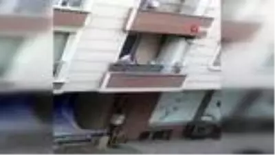 Kavga ettiği adama balkondan tencere atarken düştü...O anlar kamerada Kavga ettiği adama balkondan tencere atarken düştü...O anlar kamerada