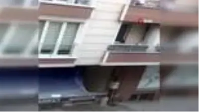 Kavga ettiği adama balkondan tencere atarken düştü...O anlar kamerada Kavga ettiği adama balkondan tencere atarken düştü...O anlar kamerada