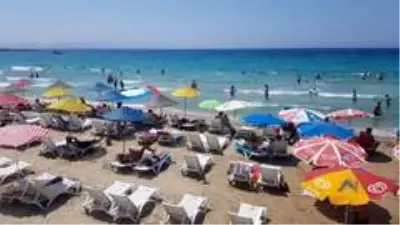 Kuşadası'nda sıcaktan bunalan plaja koştu Kuşadası'nda sıcaktan bunalan plaja koştu