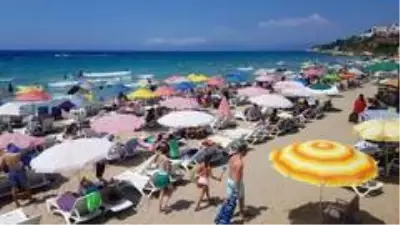 Kuşadası'nda sıcaktan bunalan plaja koştu Kuşadası'nda sıcaktan bunalan plaja koştu