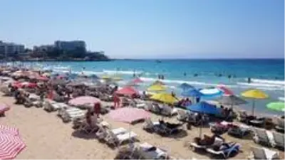 Kuşadası'nda sıcaktan bunalan plaja koştu Kuşadası'nda sıcaktan bunalan plaja koştu
