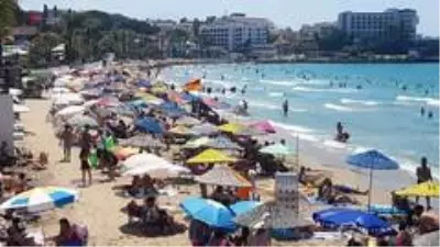 Kuşadası'nda sıcaktan bunalan plaja koştu Kuşadası'nda sıcaktan bunalan plaja koştu