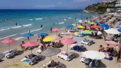 Kuşadası'nda sıcaktan bunalan plaja koştu Kuşadası'nda sıcaktan bunalan plaja koştu