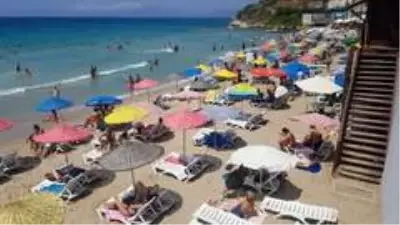 Kuşadası'nda sıcaktan bunalan plaja koştu Kuşadası'nda sıcaktan bunalan plaja koştu