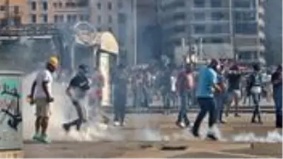 Lübnan'ın başkenti Beyrut'ta protestocular Dışişleri Bakanlığı binasını bastı Lübnan'ın başkenti Beyrut'ta protestocular Dışişleri Bakanlığı binasını bastı