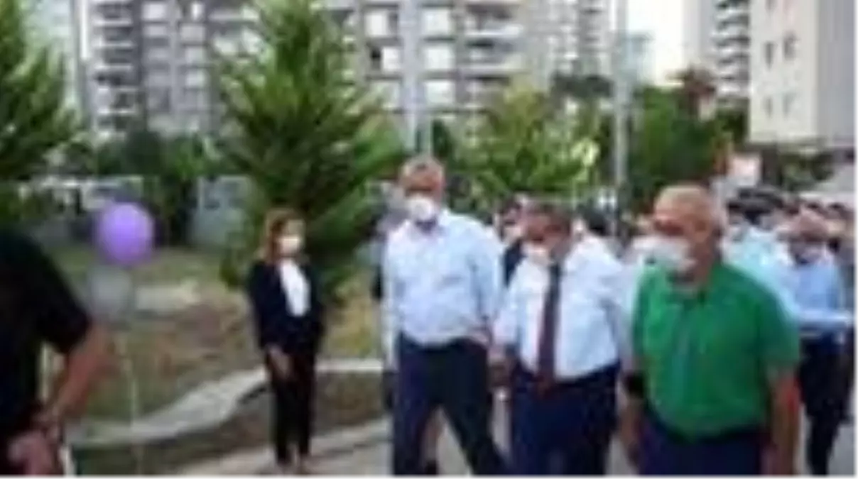 Lütfi Elvan 'Tirat Mutfak Atölyesi'nin açılışında makarna yaparak konuklara ikram etti