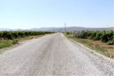 Manisa'da büyük öneme sahip yolda sathi kaplama çalışması Manisa'da büyük öneme sahip yolda sathi kaplama çalışması