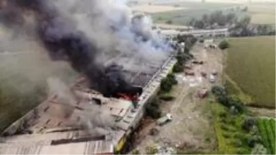 Manisa'daki mobilya fabrikası yangını kontrol altına alındı Manisa'daki mobilya fabrikası yangını kontrol altına alındı
