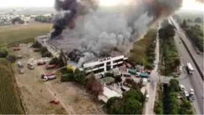 Manisa'daki mobilya fabrikası yangını kontrol altına alındı Manisa'daki mobilya fabrikası yangını kontrol altına alındı