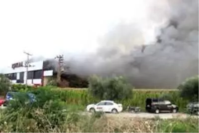 Manisa'daki mobilya fabrikası yangını kontrol altına alındı Manisa'daki mobilya fabrikası yangını kontrol altına alındı