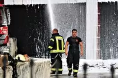 Manisa'daki mobilya fabrikasındaki yangın tamamen söndürüldü Manisa'daki mobilya fabrikasındaki yangın tamamen söndürüldü