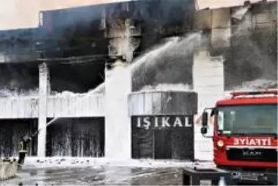 Manisa'daki mobilya fabrikasındaki yangın tamamen söndürüldü Manisa'daki mobilya fabrikasındaki yangın tamamen söndürüldü