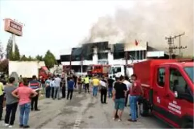 Manisa'daki mobilya fabrikasındaki yangın tamamen söndürüldü Manisa'daki mobilya fabrikasındaki yangın tamamen söndürüldü