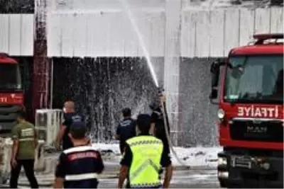 Manisa'daki mobilya fabrikasındaki yangın tamamen söndürüldü Manisa'daki mobilya fabrikasındaki yangın tamamen söndürüldü