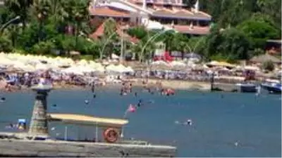Marmaris'te bazı plajlarda yoğunluk oluştu Marmaris'te bazı plajlarda yoğunluk oluştu