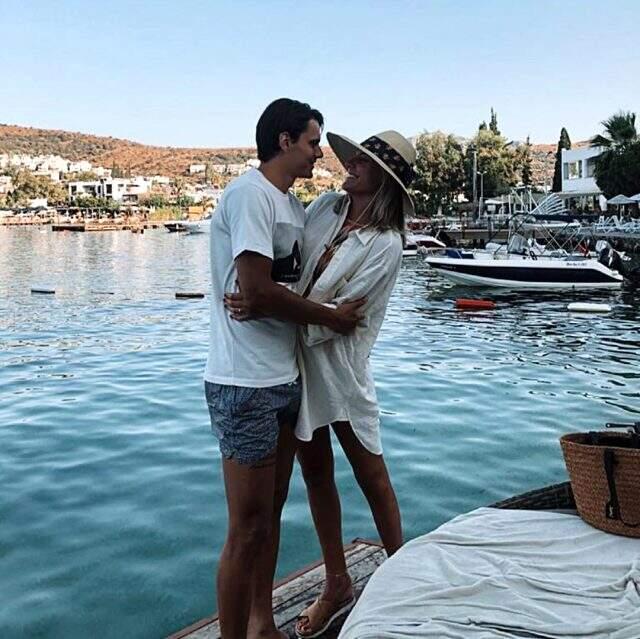 Milli futbolcu Enes Ünal eşiyle tatilin tadını çıkarıyor Milli futbolcu Enes Ünal eşiyle tatilin tadını çıkarıyor