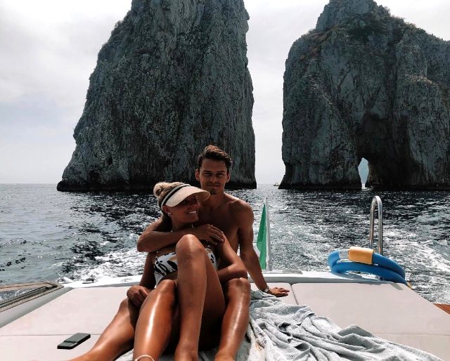 Milli futbolcu Enes Ünal eşiyle tatilin tadını çıkarıyor