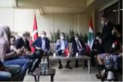 Oktay ve Çavuşoğlu, Lübnan'daki Türk ailelerle buluştu Oktay ve Çavuşoğlu, Lübnan'daki Türk ailelerle buluştu