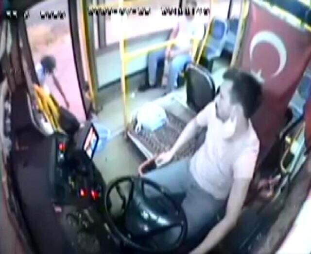 Otobüsü durduran genç, binmek yerine kapı eşiğinde ayakkabılarının bağcıklarını bağladı Otobüsü durduran genç, binmek yerine kapı eşiğinde ayakkabılarının bağcıklarını bağladı