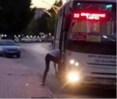 Otobüsü durdurdu, binmek yerine eşikte ayakkabılarının bağcıklarını bağladı Otobüsü durdurdu, binmek yerine eşikte ayakkabılarının bağcıklarını bağladı