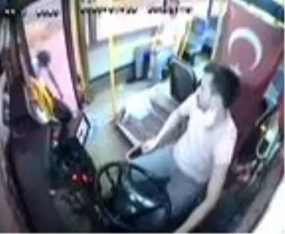 Otobüsü durdurdu, binmek yerine eşikte ayakkabılarının bağcıklarını bağladı Otobüsü durdurdu, binmek yerine eşikte ayakkabılarının bağcıklarını bağladı