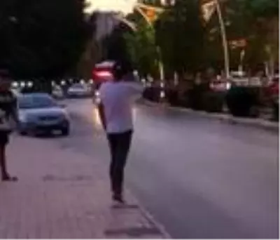 Otobüsü durdurdu, binmek yerine eşikte ayakkabılarının bağcıklarını bağladı Otobüsü durdurdu, binmek yerine eşikte ayakkabılarının bağcıklarını bağladı