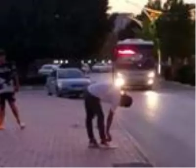Otobüsü durdurdu, binmek yerine eşikte ayakkabılarının bağcıklarını bağladı Otobüsü durdurdu, binmek yerine eşikte ayakkabılarının bağcıklarını bağladı