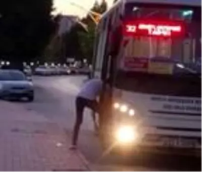 Otobüsü durdurdu, binmek yerine eşikte ayakkabılarının bağcıklarını bağladı Otobüsü durdurdu, binmek yerine eşikte ayakkabılarının bağcıklarını bağladı