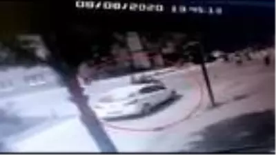 Otomobil ile bisikletin çarpışma anı kamerada: Baba oğul yaralandı Otomobil ile bisikletin çarpışma anı kamerada: Baba oğul yaralandı