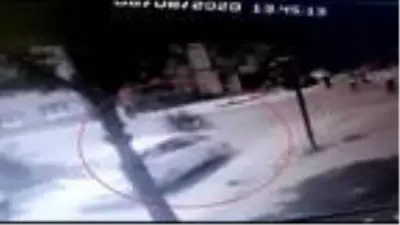 Otomobil ile bisikletin çarpışma anı kamerada: Baba oğul yaralandı Otomobil ile bisikletin çarpışma anı kamerada: Baba oğul yaralandı