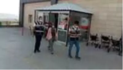 Gündüz vakti eve giren kadın hırsız perdeleri de çaldı! Evden çıkarken kameraya yakalandı